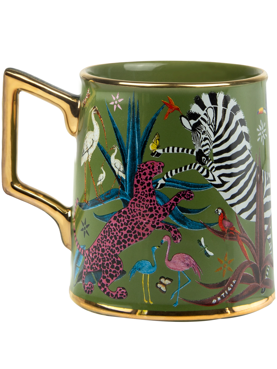 Taza color verde con ilustraciones de animales y asa dorada, con la marca Ortigia y caja cuadrada decorada.
