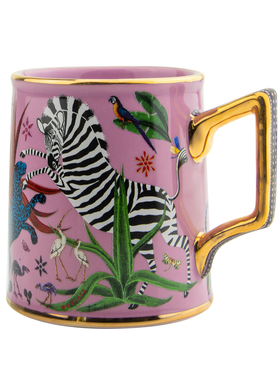 Taza color rosa con ilustraciones de animales y asa dorada, con la marca Ortigia y caja cuadrada decorada.