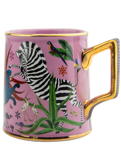 Taza color rosa con ilustraciones de animales y asa dorada, con la marca Ortigia y caja cuadrada decorada.