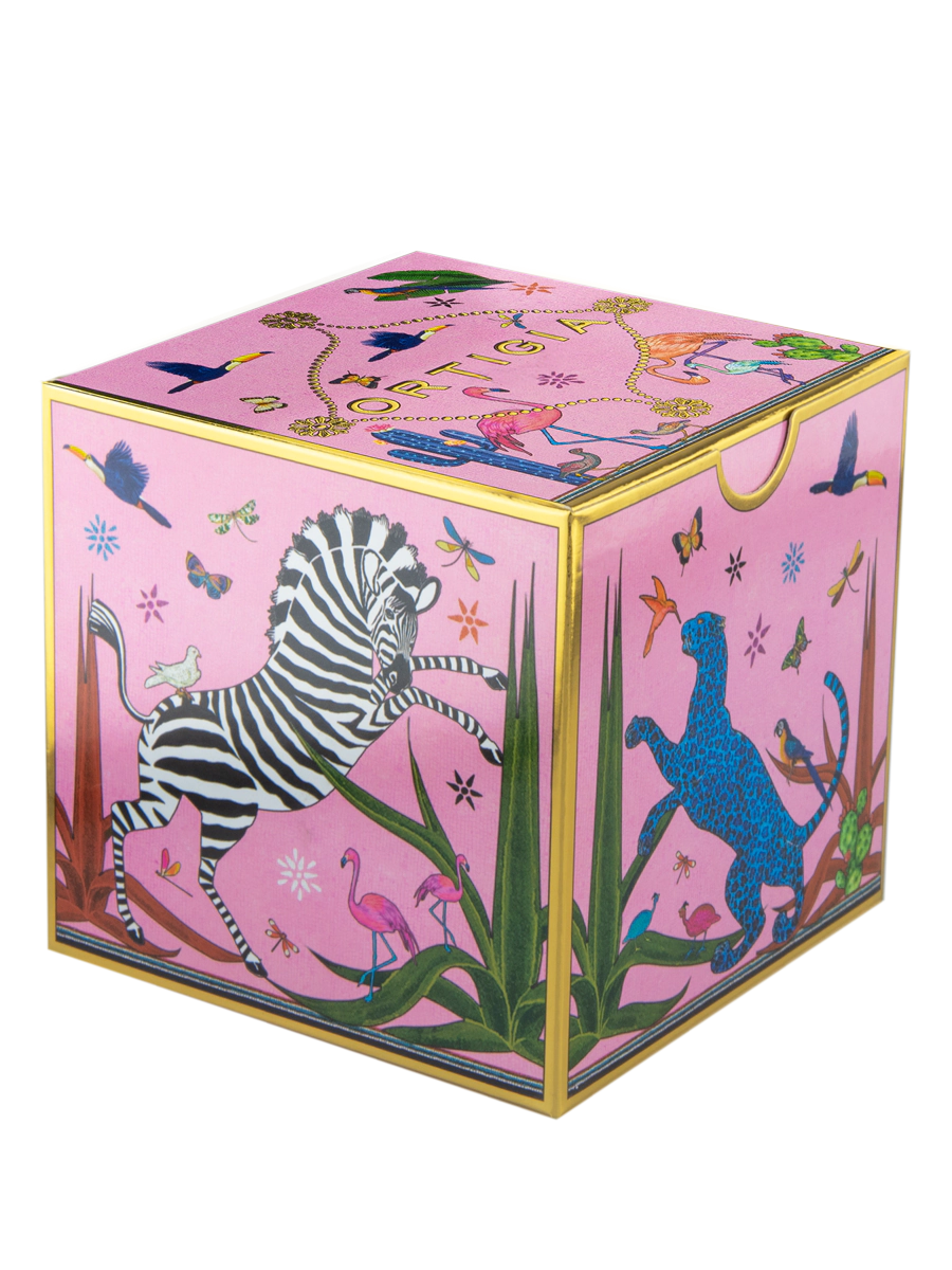 Taza color rosa con ilustraciones de animales y asa dorada, con la marca Ortigia y caja cuadrada decorada.