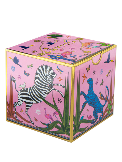 Taza color rosa con ilustraciones de animales y asa dorada, con la marca Ortigia y caja cuadrada decorada.