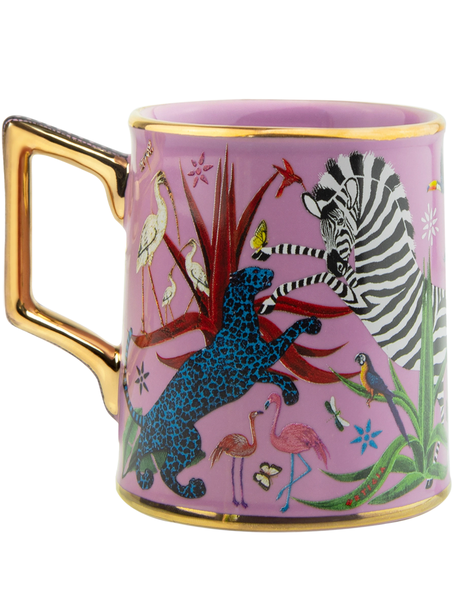 Taza color rosa con ilustraciones de animales y asa dorada, con la marca Ortigia y caja cuadrada decorada.