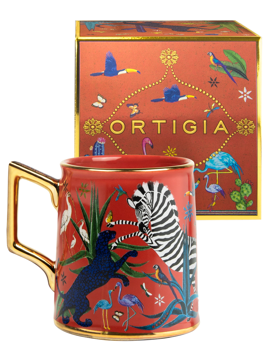 Taza roja con ilustraciones de animales y asa dorada, con la marca Ortigia.