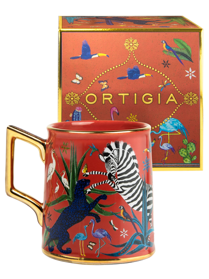 Taza roja con ilustraciones de animales y asa dorada, con la marca Ortigia.