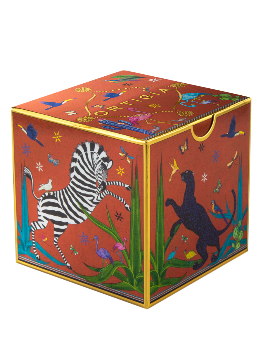 Caja de Taza roja con ilustraciones de animales y asa dorada, con la marca Ortigia.