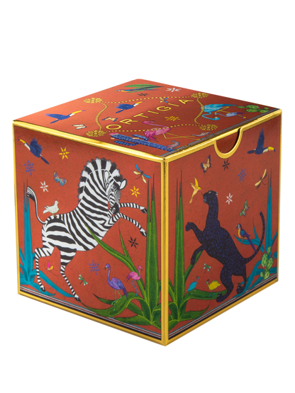 Caja de Taza roja con ilustraciones de animales y asa dorada, con la marca Ortigia.