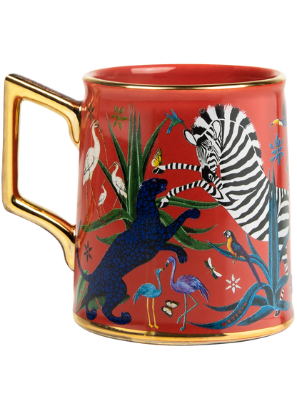 Taza roja con ilustraciones de animales y asa dorada, con la marca Ortigia.
