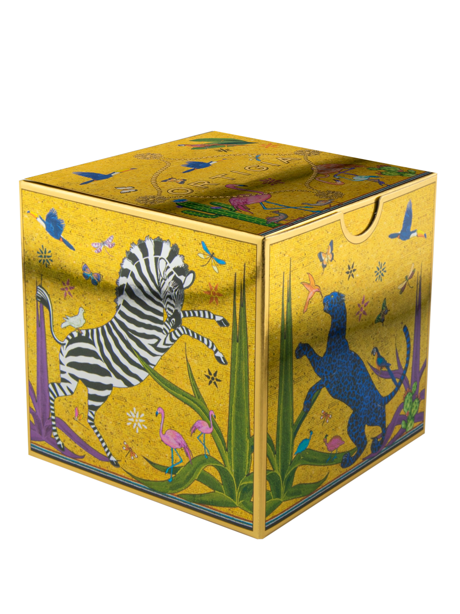 Taza amarilla con ilustraciones de animales y asa dorada, con la marca Ortigia y caja cuadrada decorada.