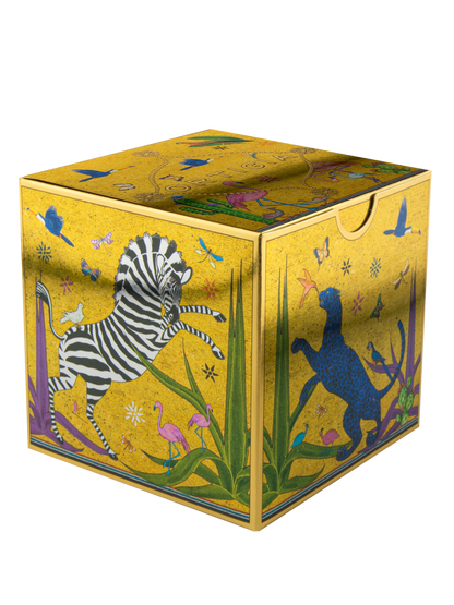 Taza amarilla con ilustraciones de animales y asa dorada, con la marca Ortigia y caja cuadrada decorada.