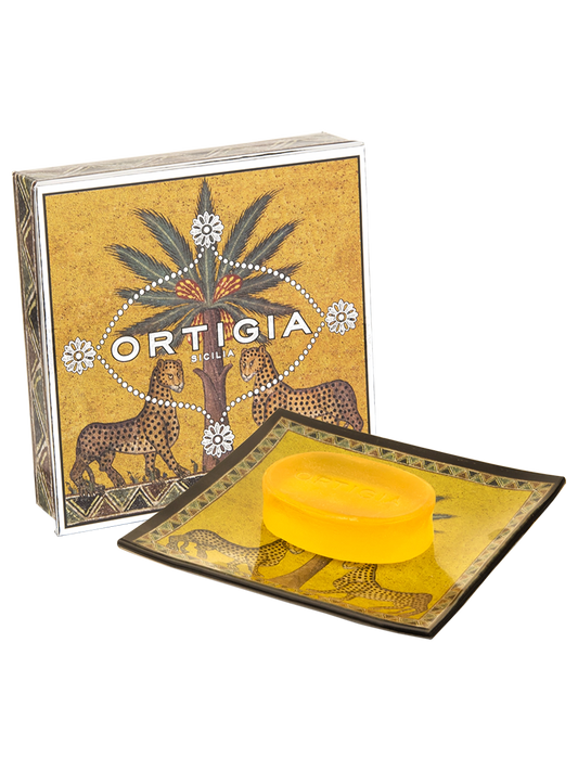 ortigia caja color amarillo con palmera y dos leopardos y detalles color plata con plato de cristal decorado con dos leopados y una palmera y jabon color amarillo de Zagara